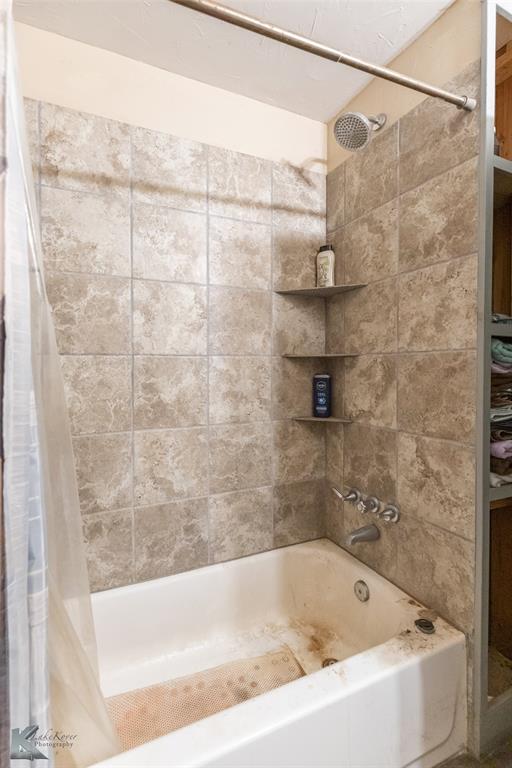 576 McCartney Lane Tye, TX 79563 - Photo 34 of 38 a bathroom with a bathtub