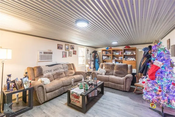 $299,900 | 576 McCartney Lane, Tye, TX 79563