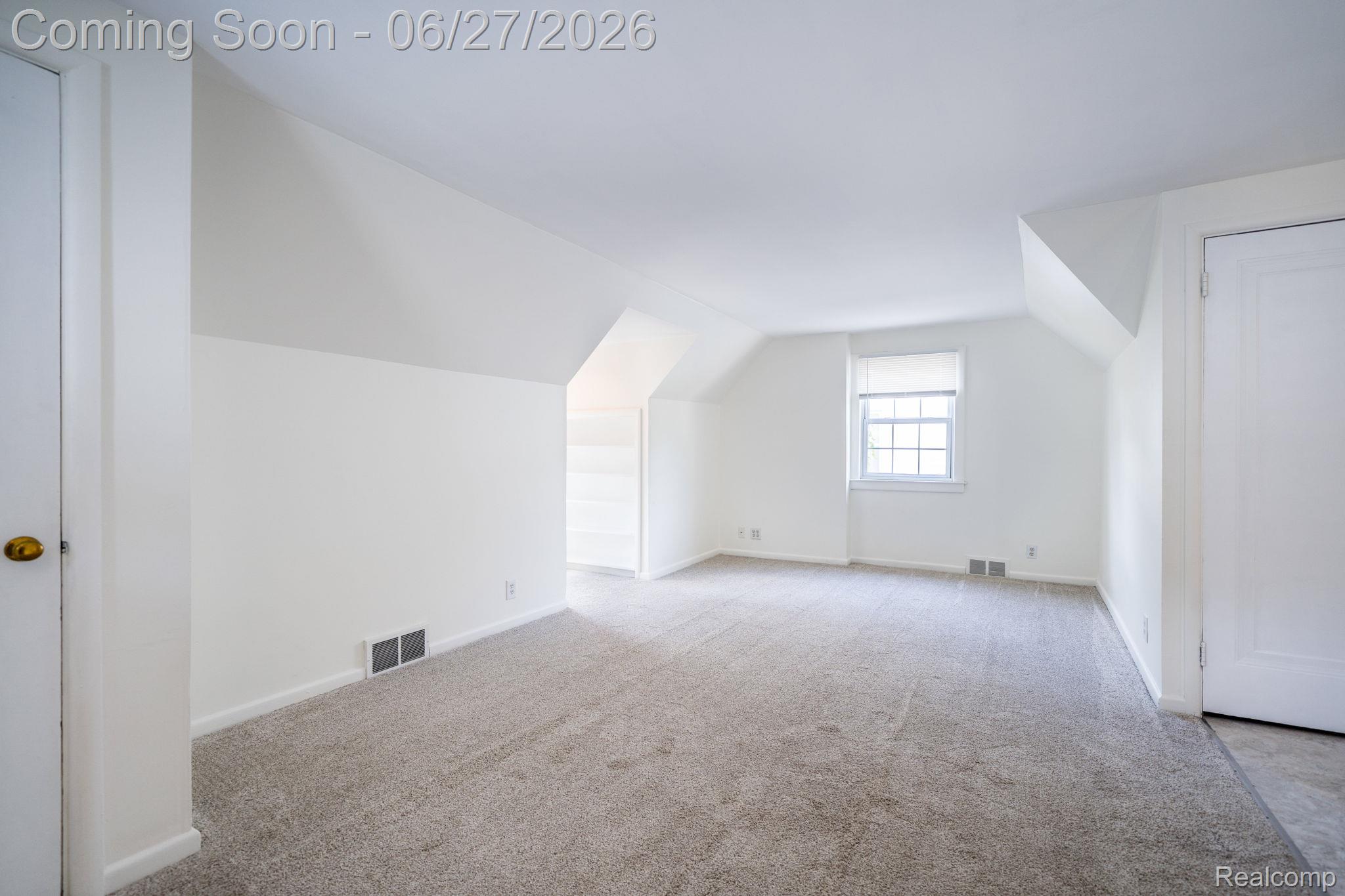 39 Mohawk Road Pontiac, MI 48341 - Photo 19 of 32 Spacious room featuring neutral carpeting, a white window treatment, and crisp white walls
