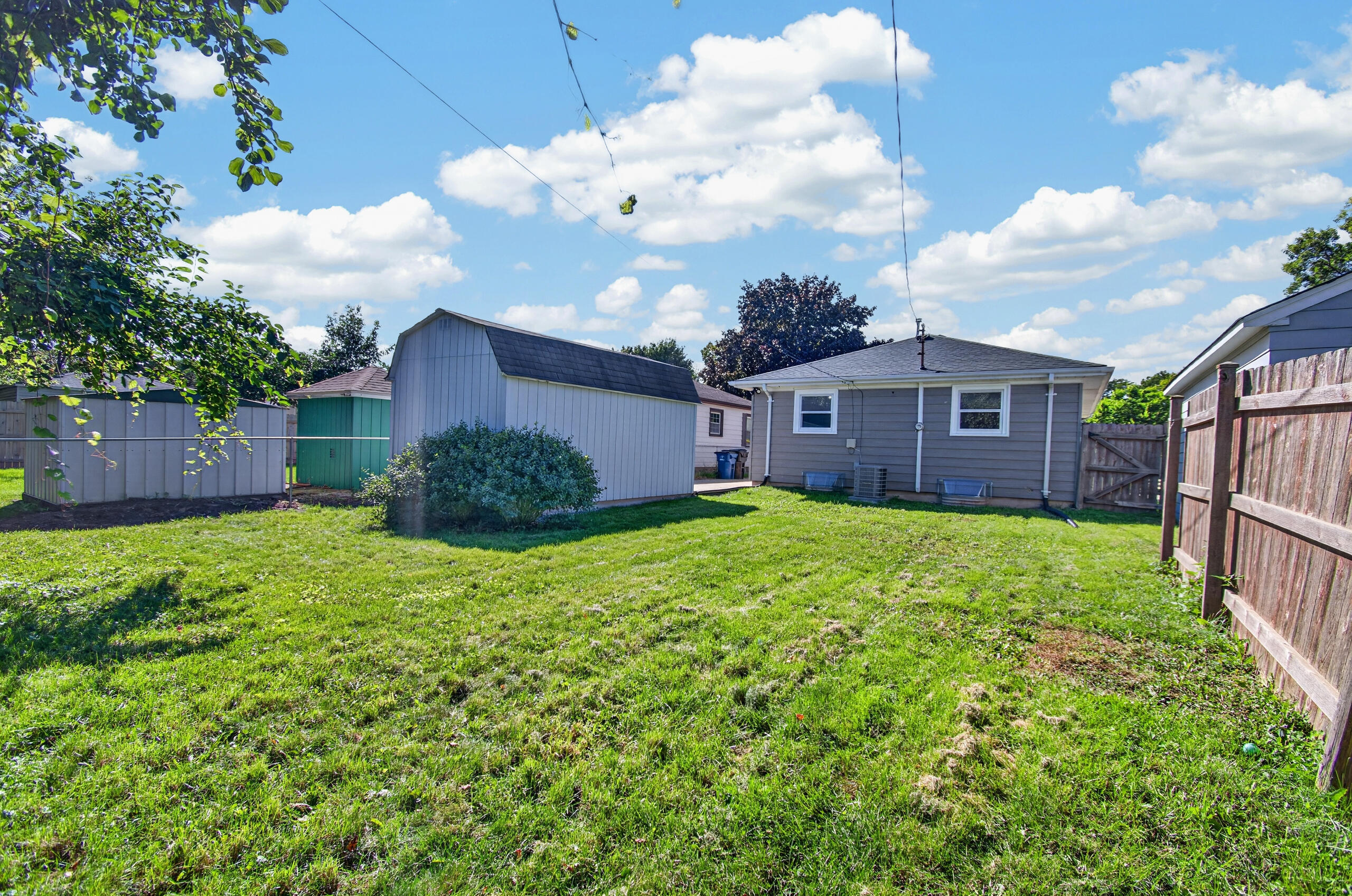 2039 Wustum Avenue Racine, WI 53404 - Photo 22 of 24 IMG_5954