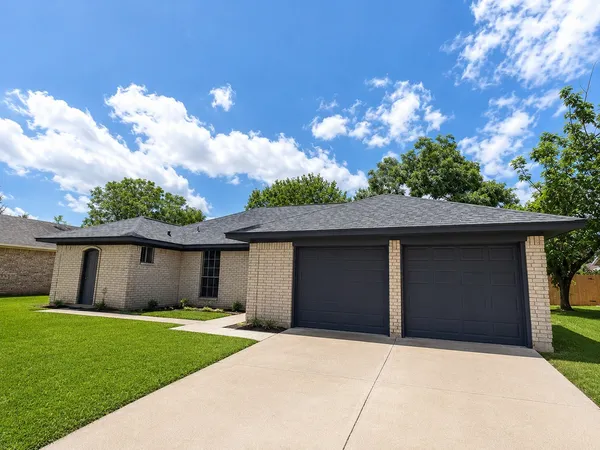 $2,200 | 509 Southern Oaks Drive, Lake Jackson, TX 77566