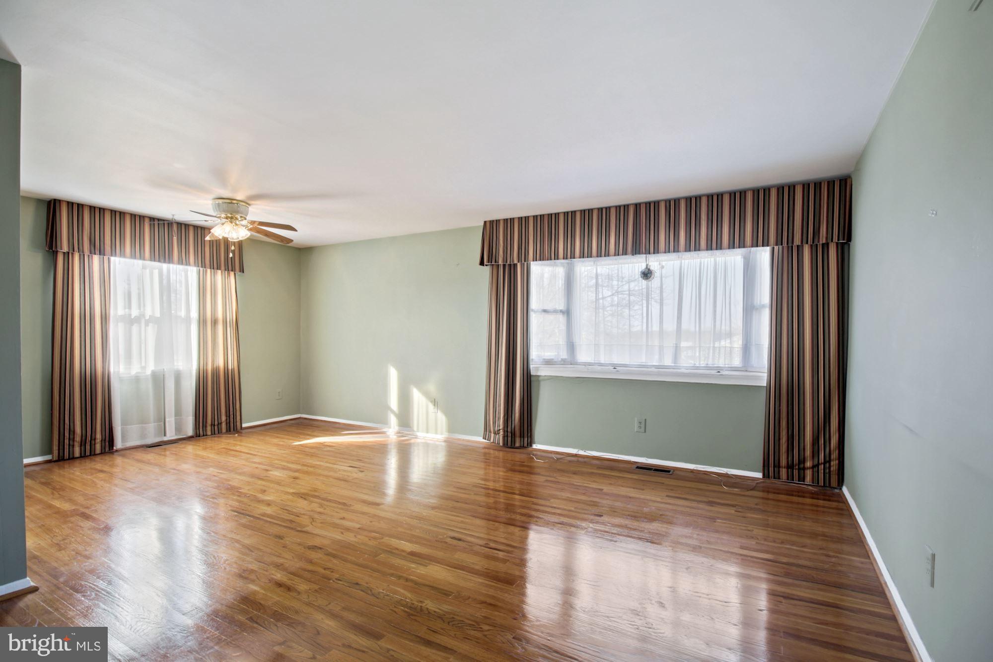 4601 Vicky Road Baltimore, MD 21236 - Photo 7 of 51 Living/Dining