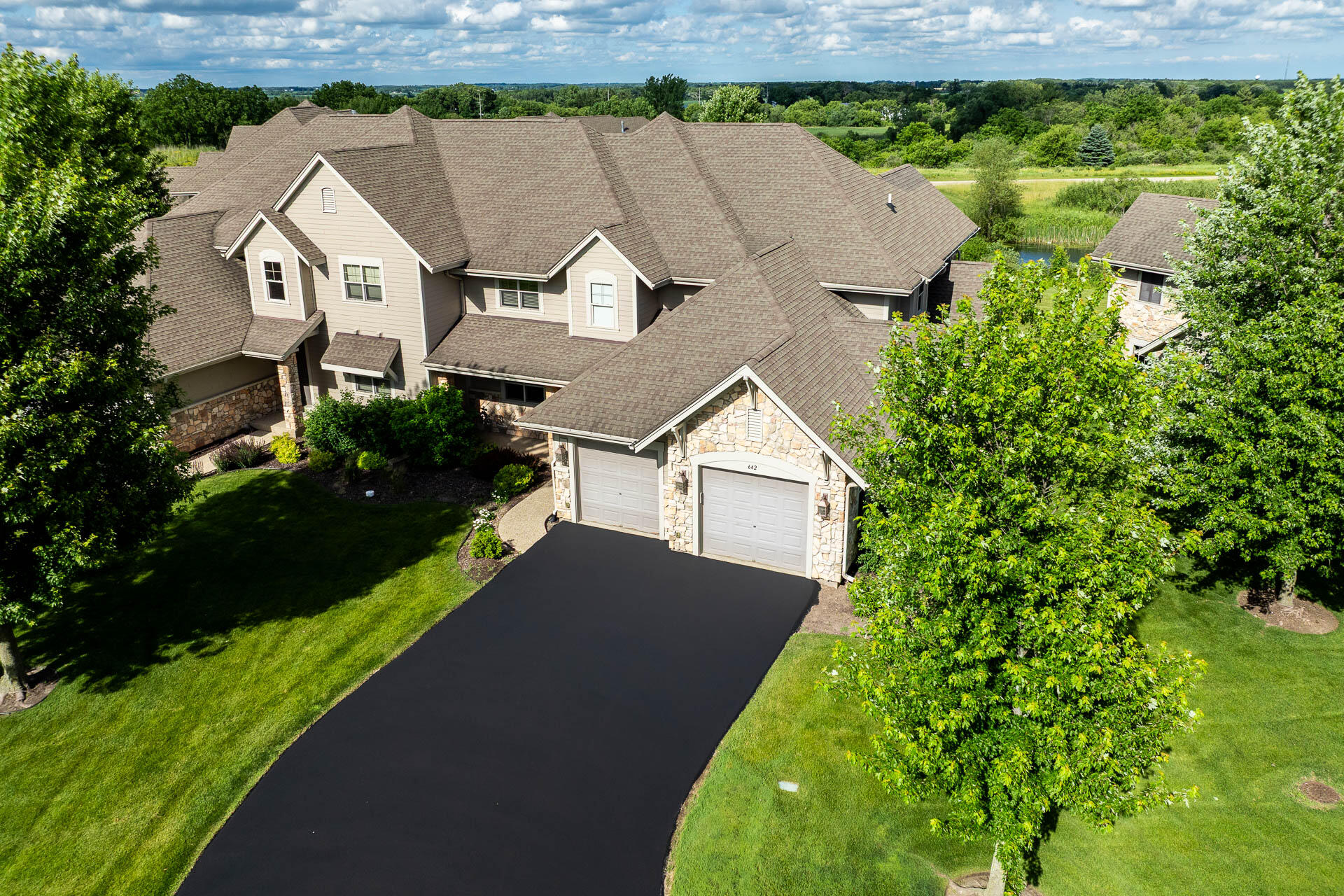 642 Eagleton Drive, Unit 5528 Geneva, WI 53147 - Photo 2 of 38 Lowell Custom Homes