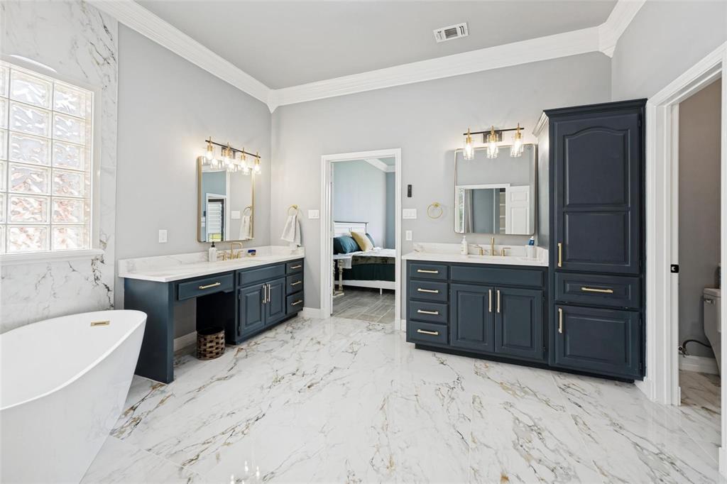 818 Riviera Drive Mansfield, TX 76063 - Photo 15 of 24 Bathroom