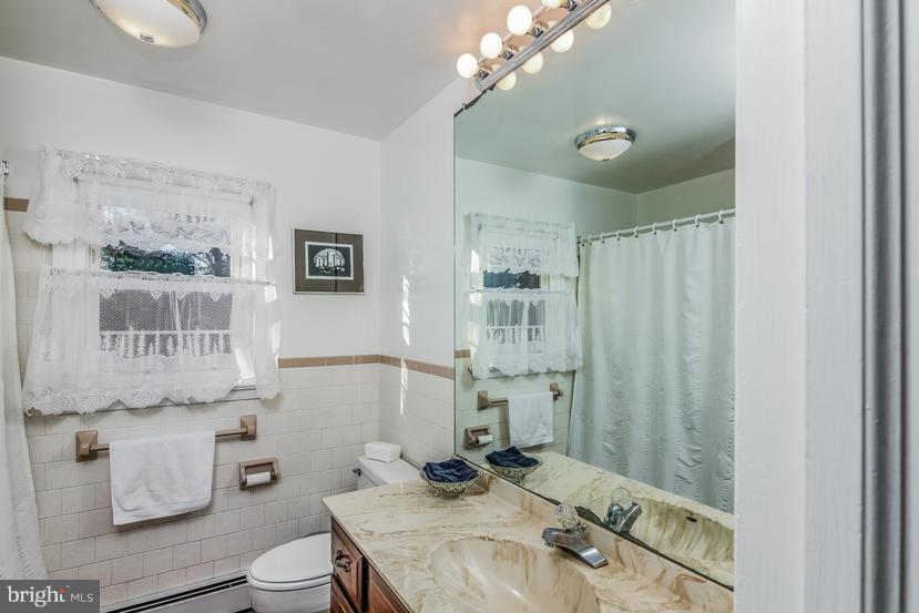 7904 Clearfield Road Frederick, MD 21702 - Photo 12 of 30 Hall bath w/buddy door to Owner bath & hall
