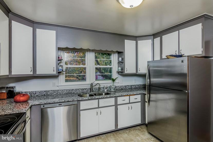 7904 Clearfield Road Frederick, MD 21702 - Photo 5 of 30 Updated with granite counter tops & appliances