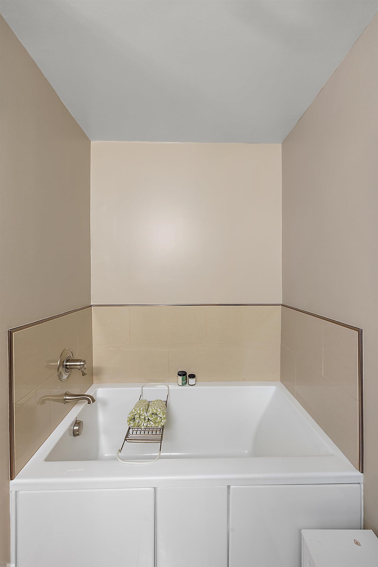1104 Yorkshire Road Grosse Pointe, MI 48230 - Photo 42 of 69 50144876-28ffacc5-71f2-49fc-8b81-46cf78bbac24.JPG
