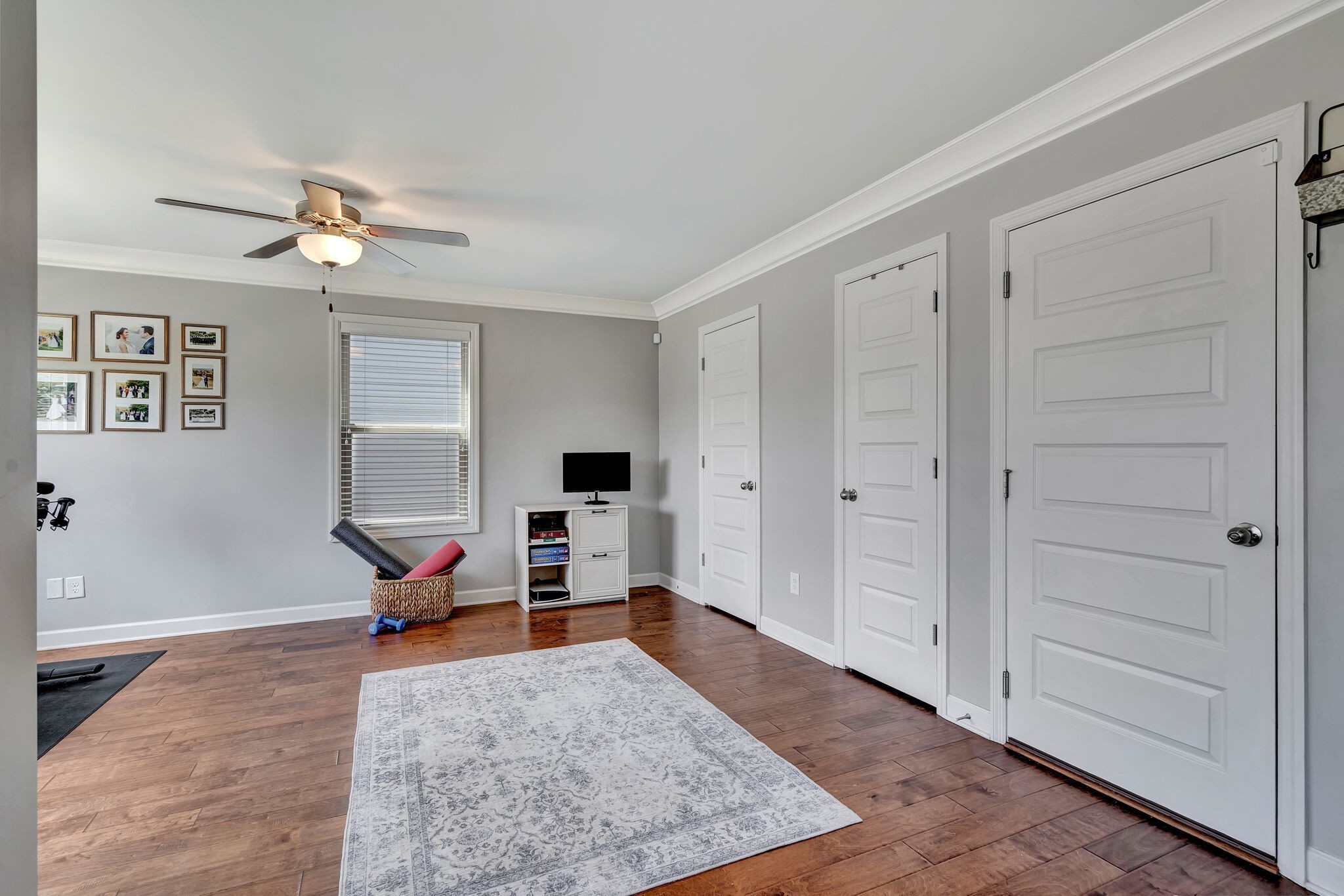 712 Bellevue Road Nashville, TN 37221 - Photo 12 of 31 a living room with furniture and wooden floor