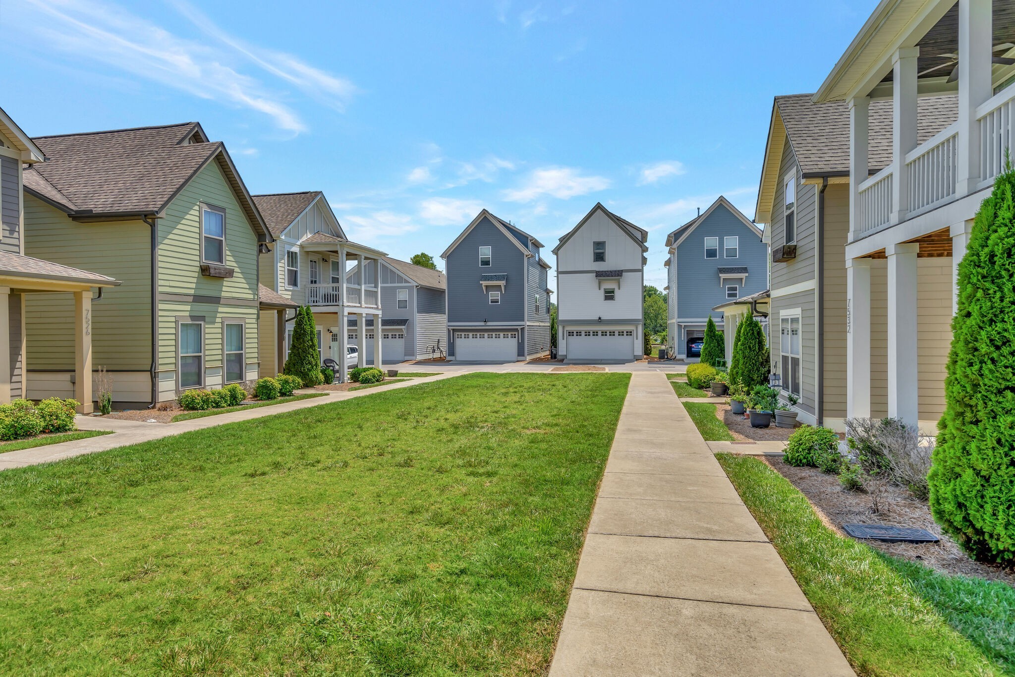 712 Bellevue Road Nashville, TN 37221 - Photo 28 of 31 a front view of a house with a yard