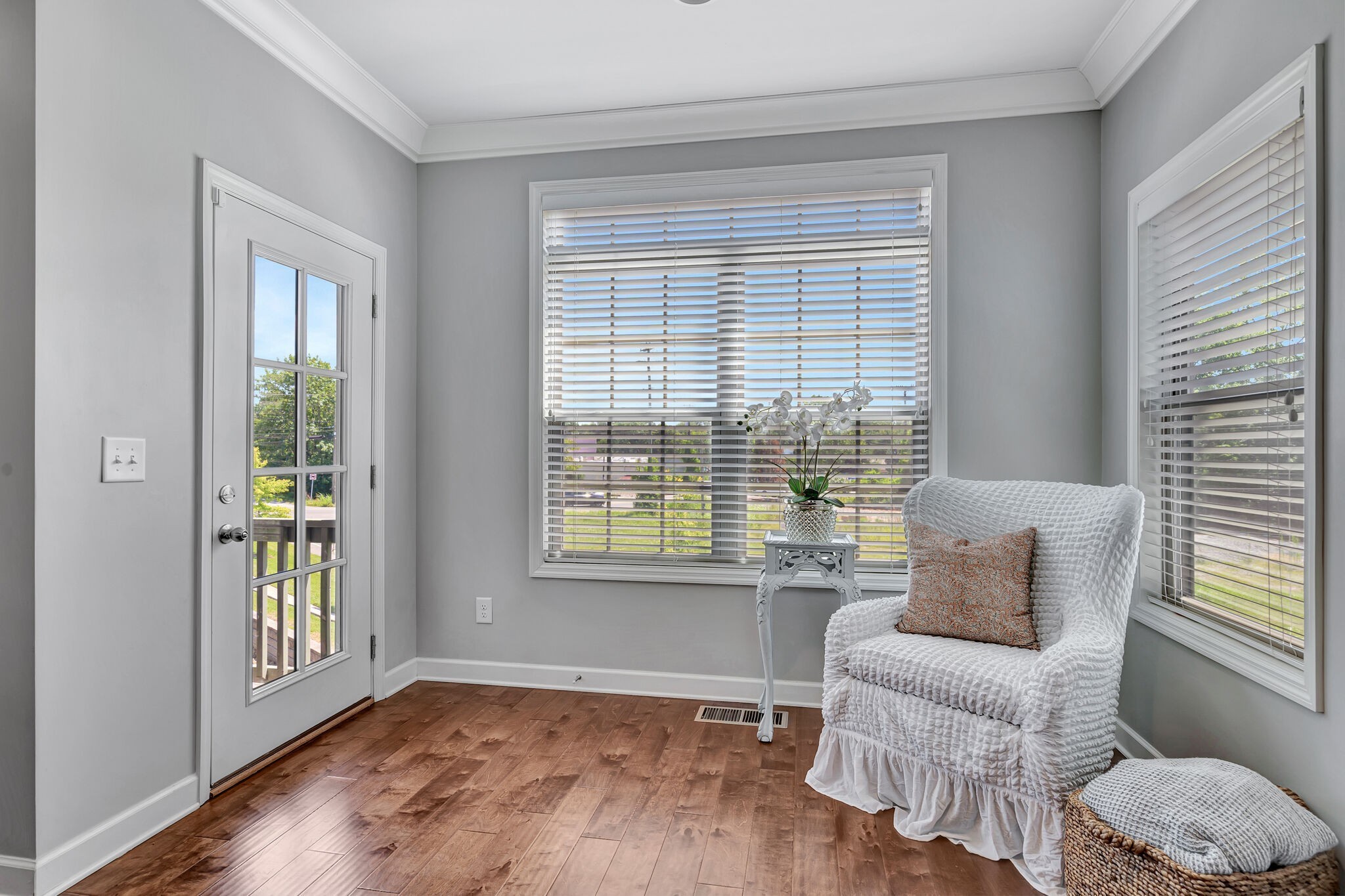 712 Bellevue Road Nashville, TN 37221 - Photo 3 of 31 a living room with furniture and a window
