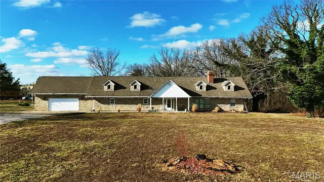 $320,000 | 2707 North Service Road West, St. Clair, MO 63077