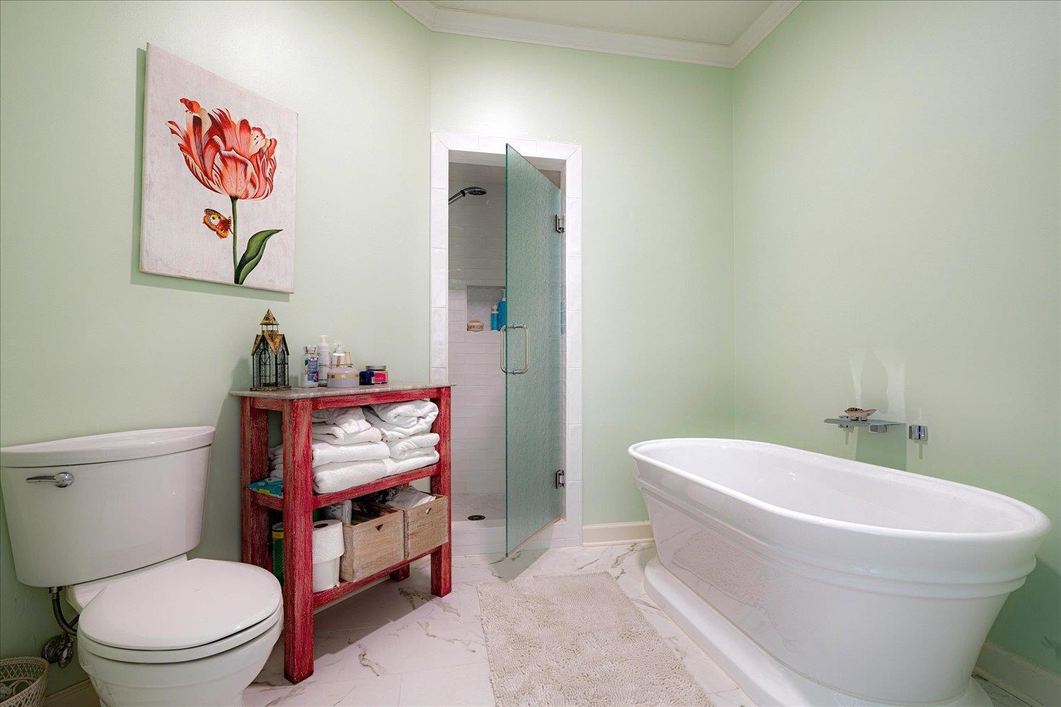 4821 Kingsgate Place South Memphis, TN 38117 - Photo 5 of 19 a bathroom with a toilet a sink and bathtub