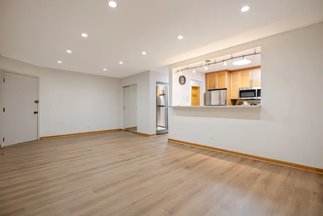 $1,900 | 1650 Mill Street, Unit 206, Des Plaines, IL 60016