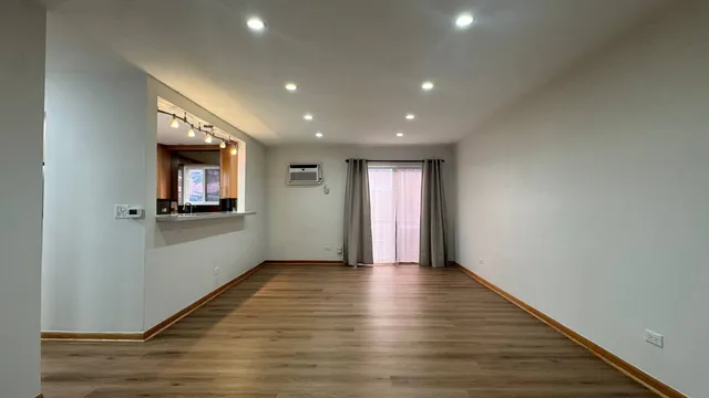 $1,900 | 1650 Mill Street, Unit 206, Des Plaines, IL 60016