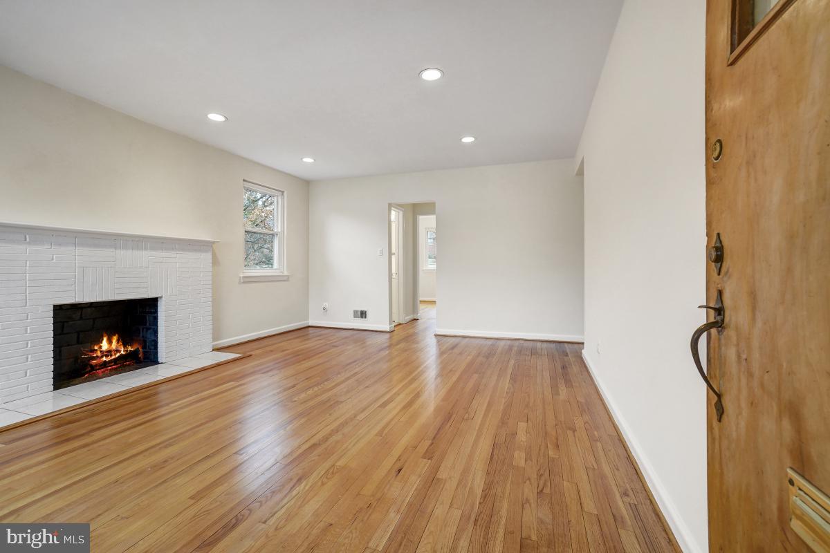 2300 Westview Drive Silver Spring, MD 20910 - Photo 6 of 38 Living Room