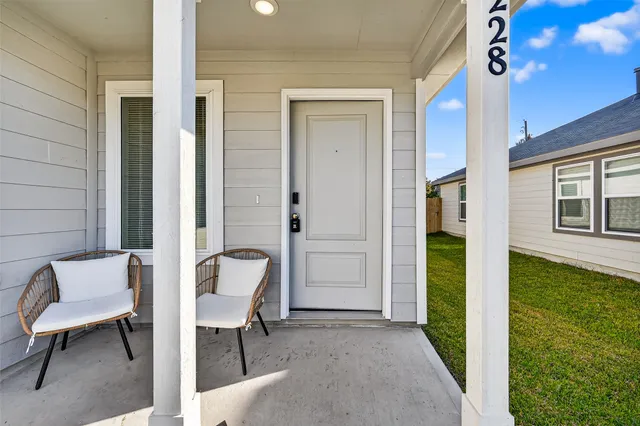 a view of entryway and workspace