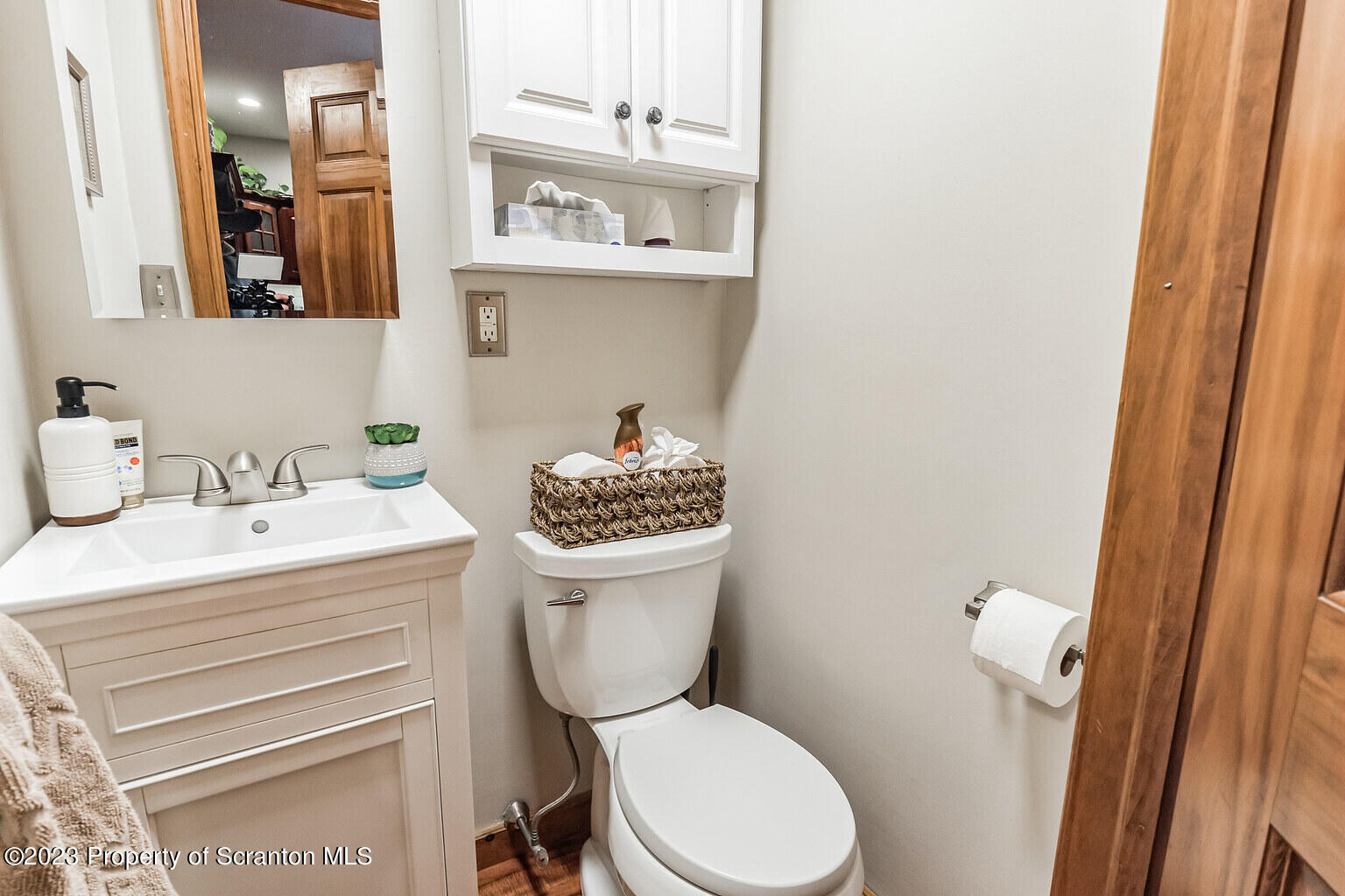 715 Landis Street Scranton, PA 18504 - Photo 14 of 15 a bathroom with a toilet sink and mirror