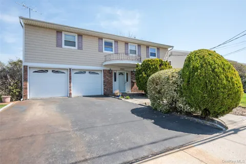 $865,000 | 3905 Greentree Drive, Oceanside, NY 11572