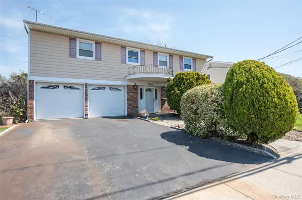 $865,000 | 3905 Greentree Drive, Oceanside, NY 11572