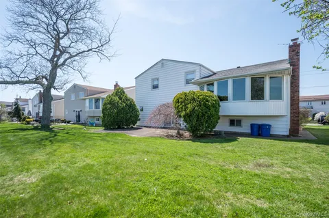 $865,000 | 3905 Greentree Drive, Oceanside, NY 11572