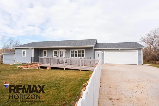 $395,000 | 41 Lakeview Drive, Douglas, WY 82633