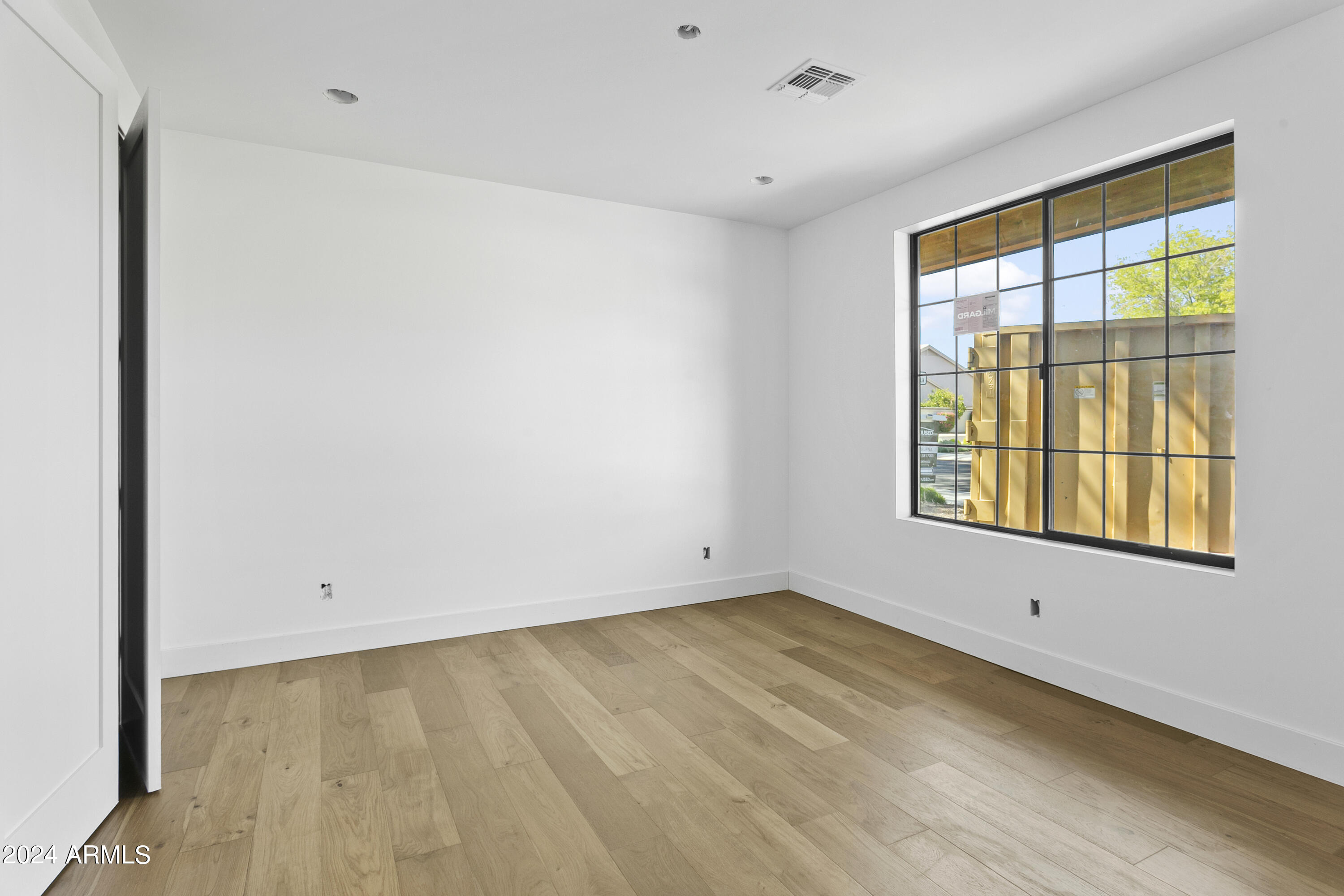 1331 West State Avenue Phoenix, AZ 85021 - Photo 10 of 39 DOWNSTAIRS BEDROOM/OFFICE OFF THE ENTRY
