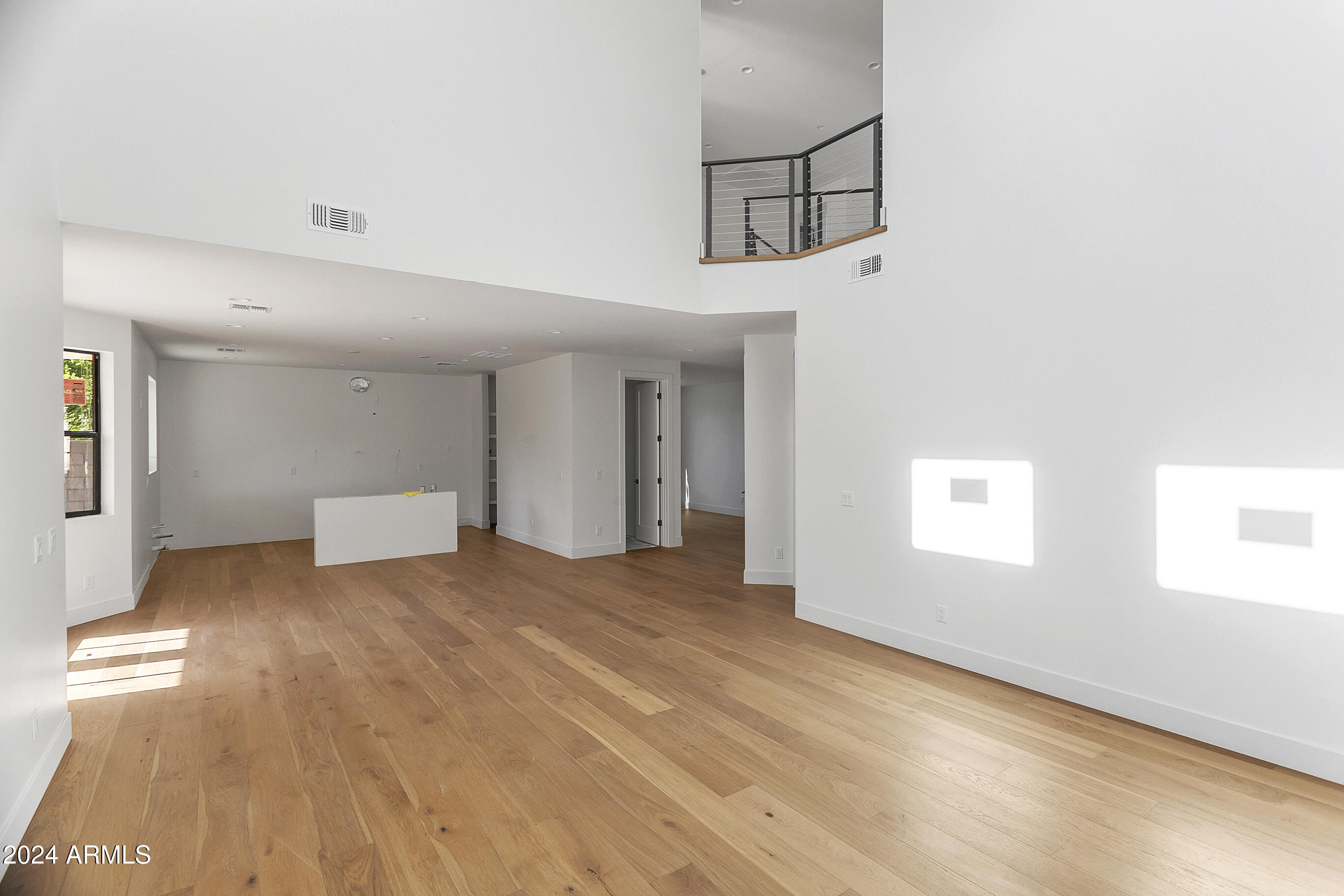 1331 West State Avenue Phoenix, AZ 85021 - Photo 6 of 39 20FT CEILINGS!