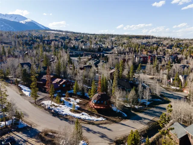 a view of a water fountain and a building