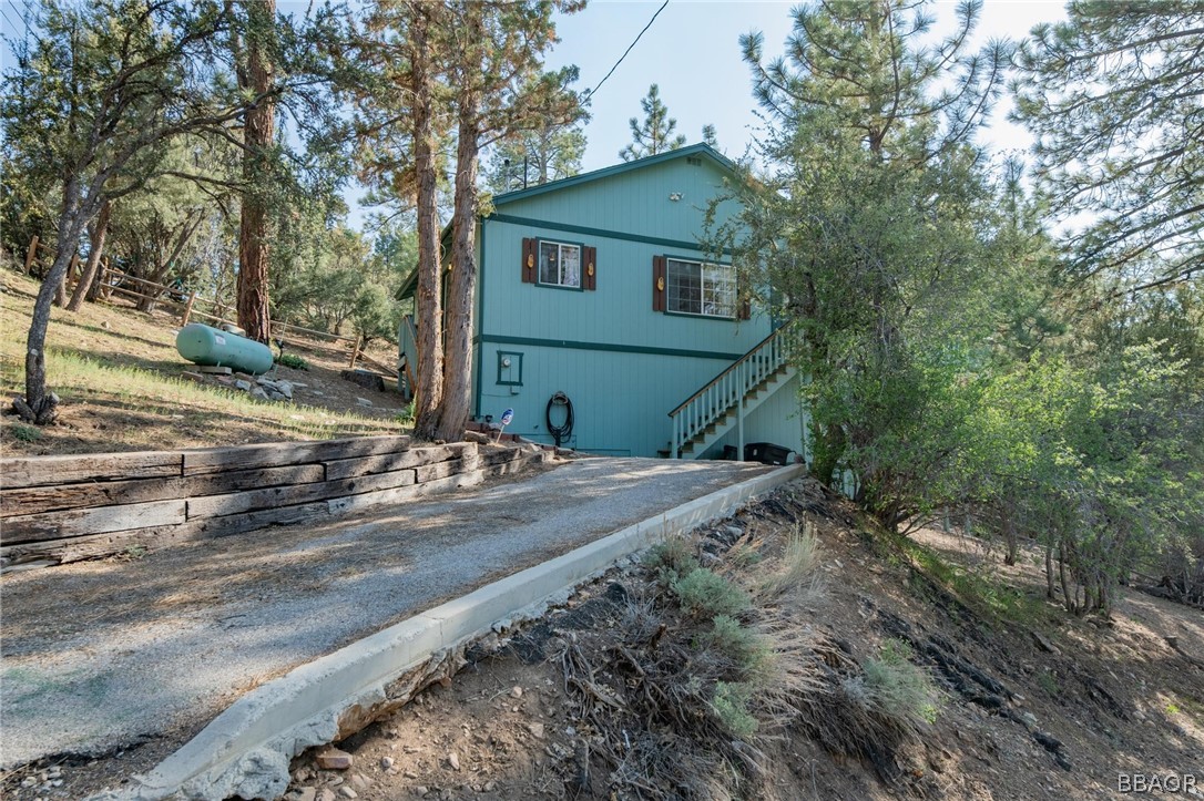 124 Riverside Avenue Sugarloaf, CA 92386 - Photo 4 of 22 a view of a house with a forest