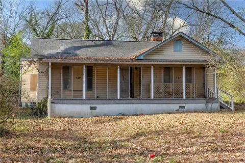 a view of house with backyard