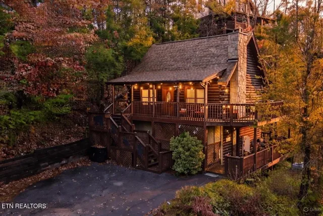 $608,900 | 716 Golden Eagle Way, Pigeon Forge, TN 37863