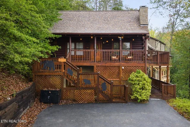 $608,900 | 716 Golden Eagle Way, Pigeon Forge, TN 37863