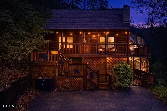 $608,900 | 716 Golden Eagle Way, Pigeon Forge, TN 37863