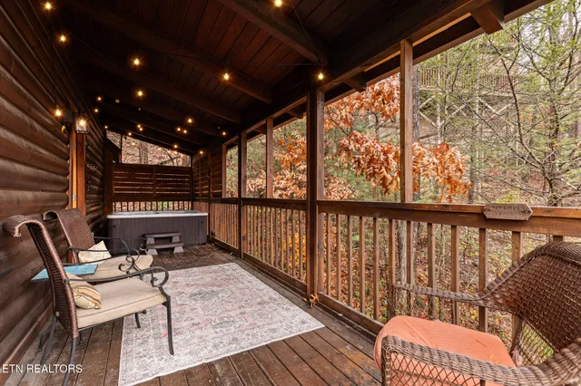 $608,900 | 716 Golden Eagle Way, Pigeon Forge, TN 37863