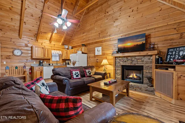 $608,900 | 716 Golden Eagle Way, Pigeon Forge, TN 37863