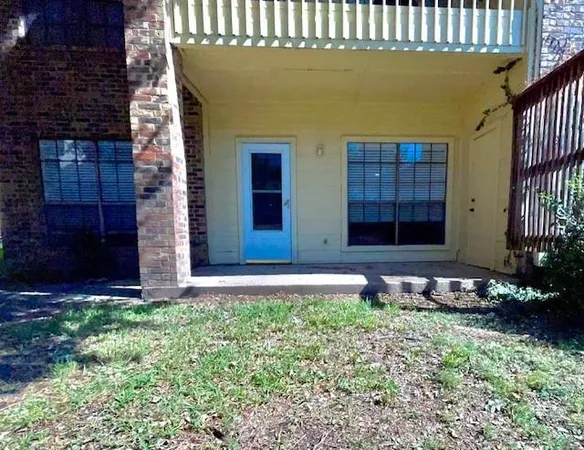 a view of a house with backyard and garden