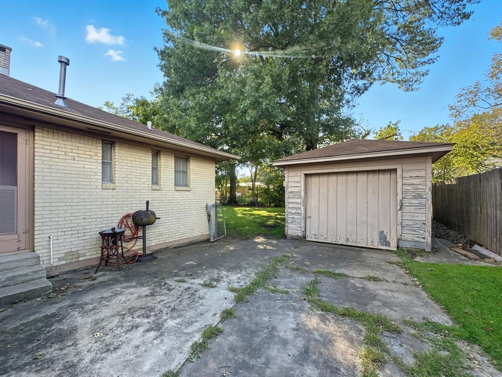 817 South Rusk Street Gainesville, TX 76240 - Photo 20 of 25 a backyard of a house with table and chairs