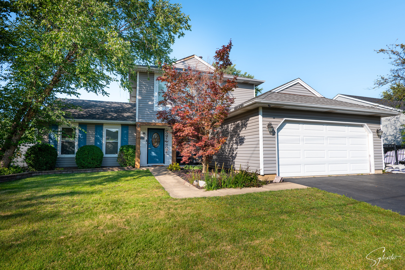 960 Mensching Road Roselle, IL 60172 - Photo 1 of 25 a front view of a house with a yard and garage
