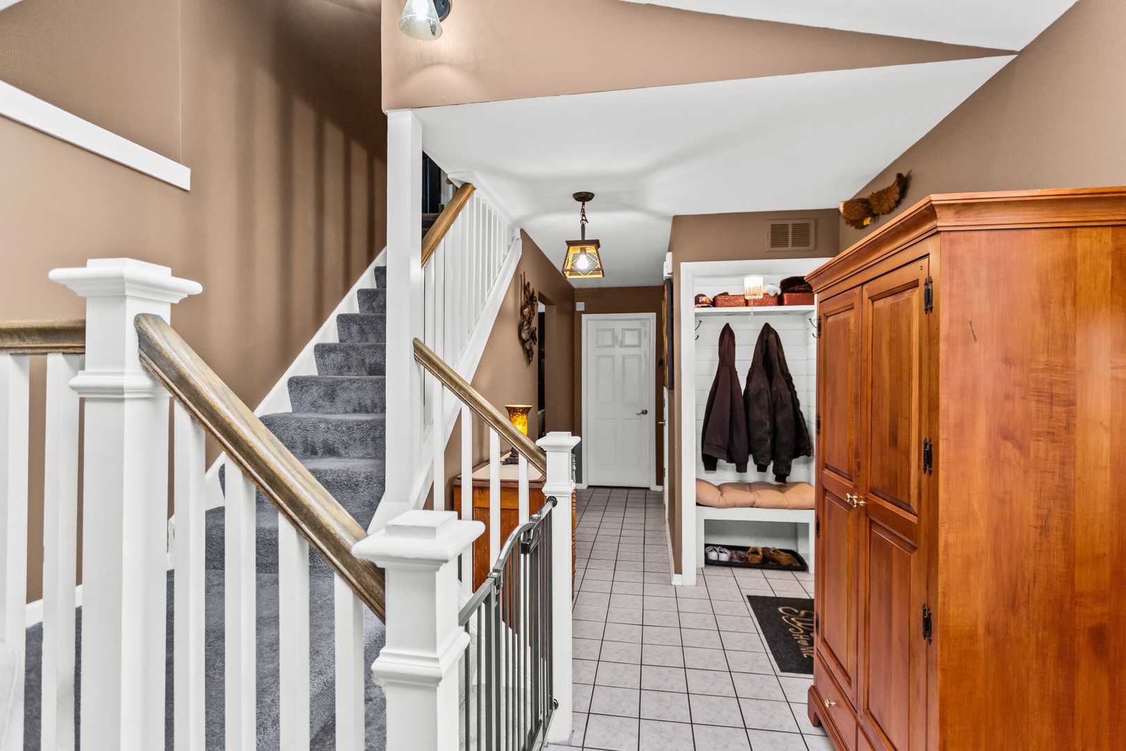 960 Mensching Road Roselle, IL 60172 - Photo 3 of 25 a view of entryway and hall