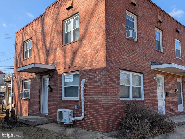 a brick building that has a lots of windows on it