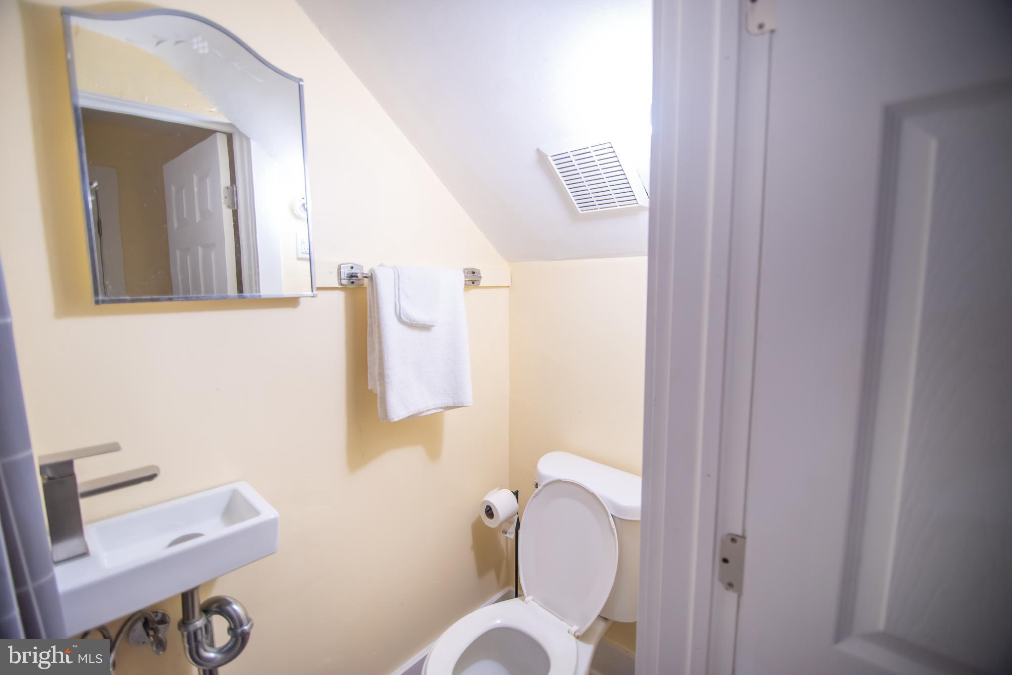 8608 Chestnut Oak Road Parkville, MD 21234 - Photo 7 of 20 a bathroom with a toilet