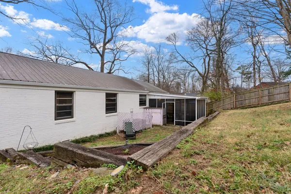 a view of a house with backyard
