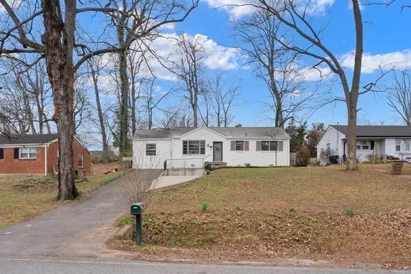 a view of a yard with a house