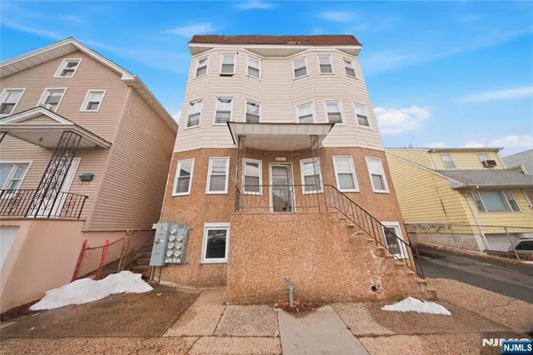 $2,200 | 437 Elm Street, Unit 3R, Kearny, NJ 07032