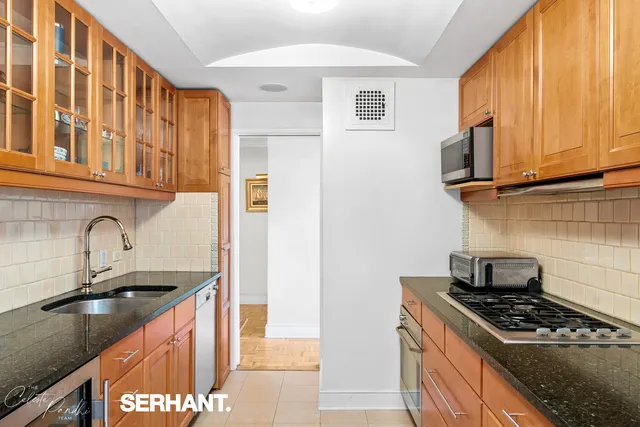 $1,950,000 | 132 East 35th Street, Unit 16H | Murray Hill