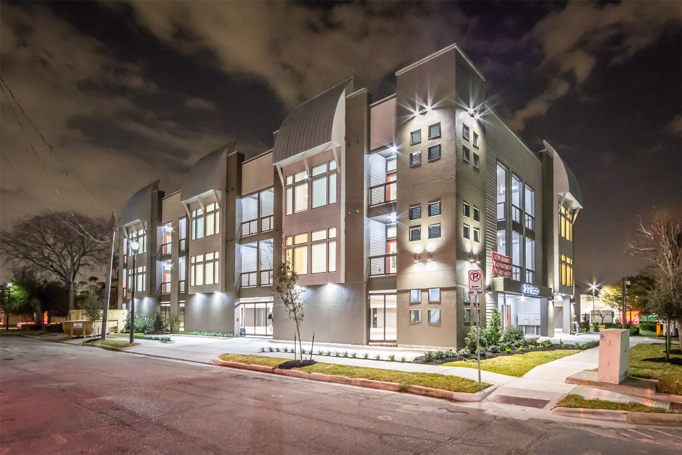 2727 Brazos Street, Unit 14 Houston, TX 77006 - Photo 7 of 19 a front view of building with street view