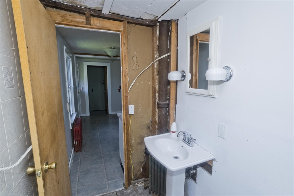135 Lucerne Road Springfield, MA 01119 - Photo 15 of 40