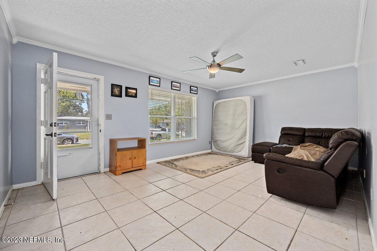 711 Antigua Road Jacksonville, FL 32216 - Photo 3 of 19 Living Room