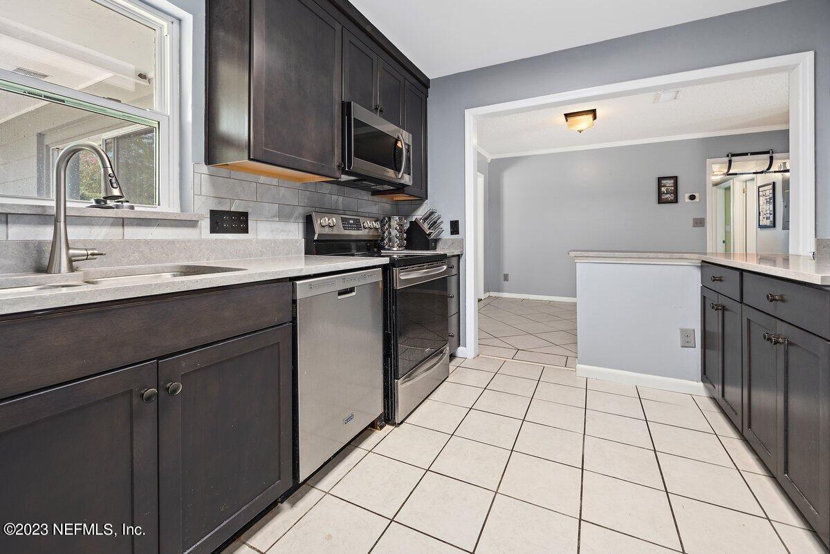 711 Antigua Road Jacksonville, FL 32216 - Photo 5 of 19 Kitchen