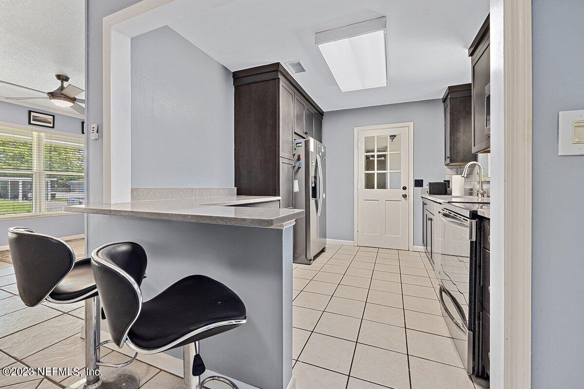 711 Antigua Road Jacksonville, FL 32216 - Photo 6 of 19 Breakfast bar
